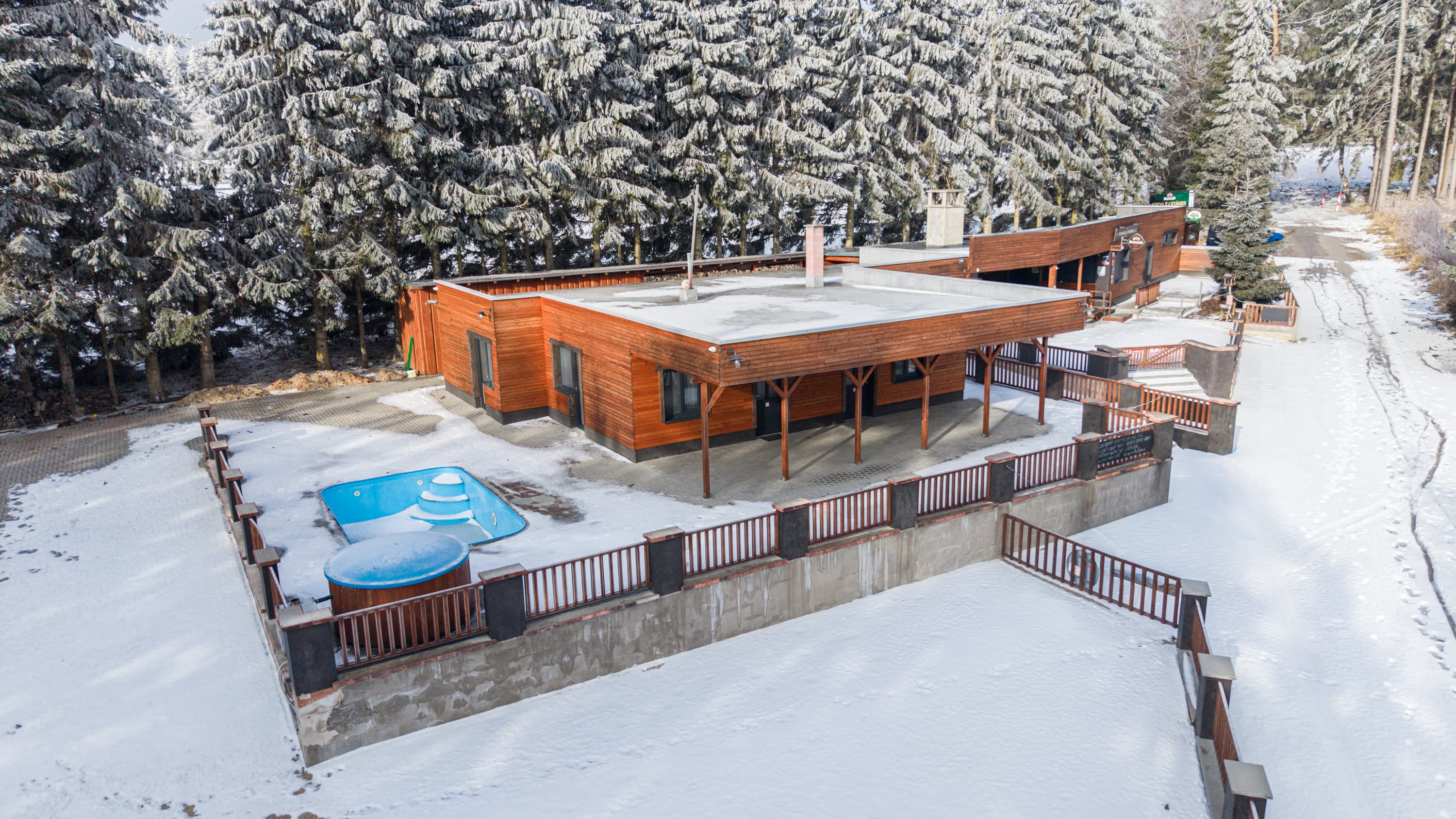 Turistický areál Albeř — letecký pohled